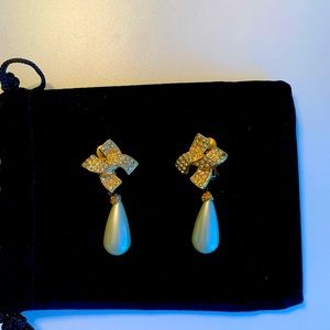 Crystal and pearl drop clip earrings. Classy! Worn once-lots of compliments❤️